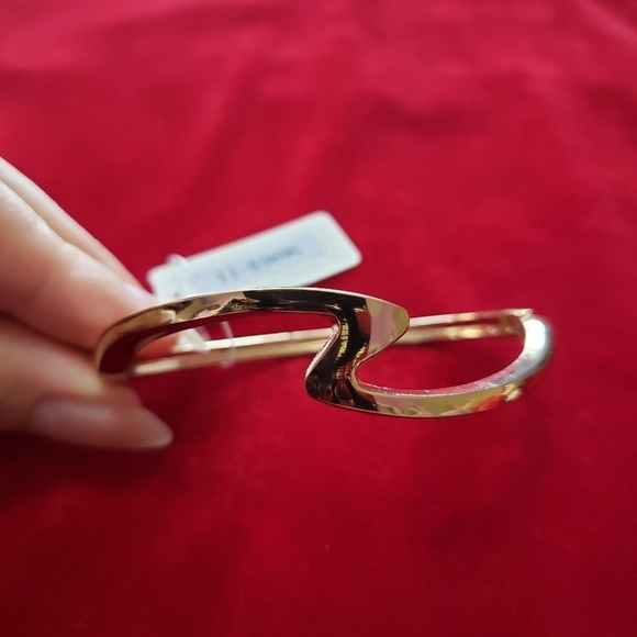 Gold Tone Bracelet - Picture 6 of 11